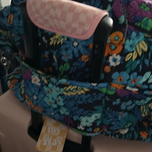 Vera Bradley duffle bag. - Picture 7 of 7